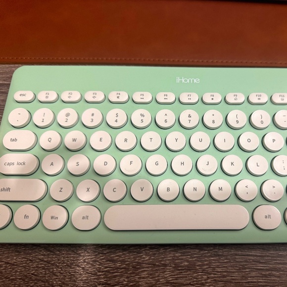 iHome keyboard vintage style but excellent condition mint colour - Picture 1 of 3